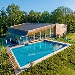 Family Retreat With Pools