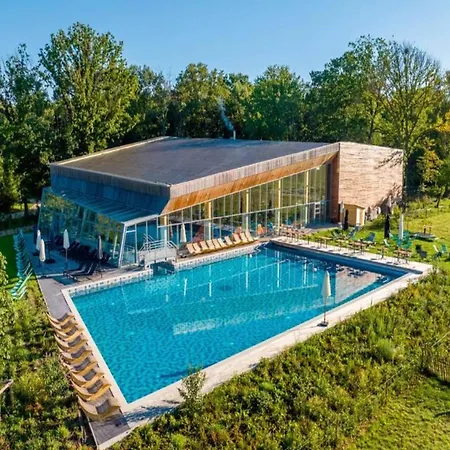 Family Retreat With Pools