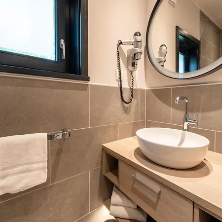 Family Retreat With Pools